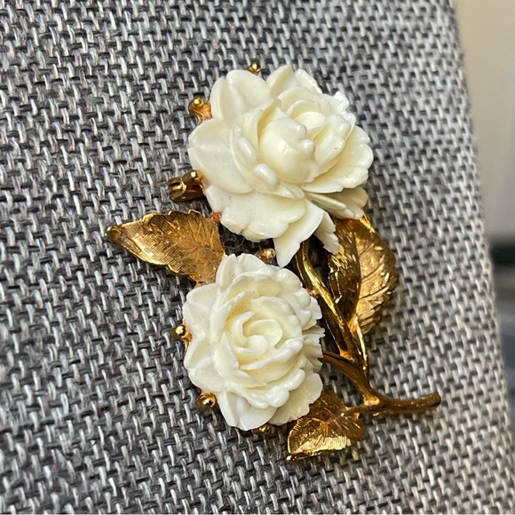 Vintage | White Rose Flower Carved Celluloid Gold Tone Brooch Pin - Picture 10 of 16